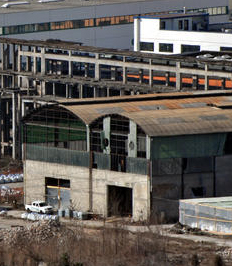 Trento Nord, capannoni Sloi carichi di eternit